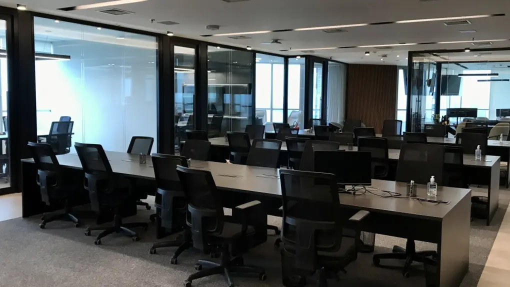 O novo escritório corporativo: como design, divisórias e bem-estar se conectam
