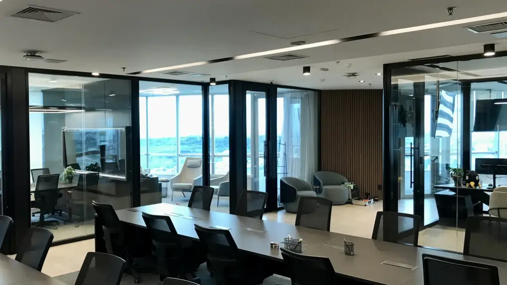 Tendências globais em escritórios corporativos e office partitions
